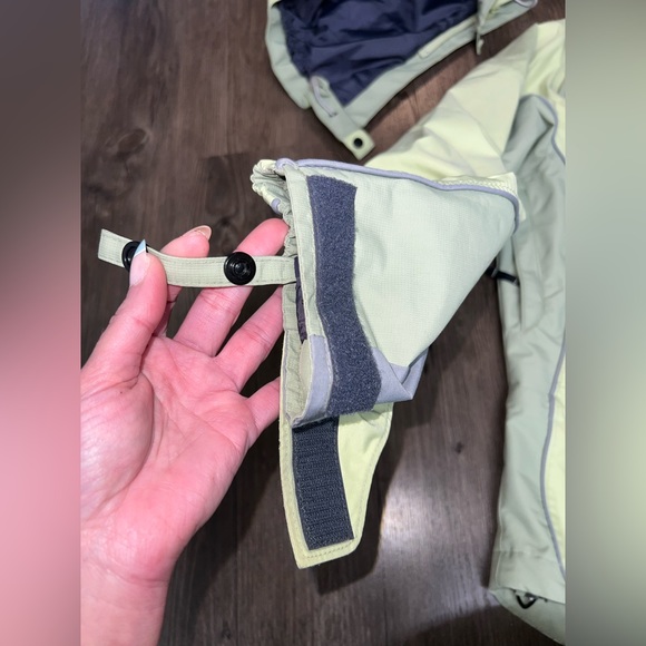 Woman’s Columbia ski/snowboarding Jacket green and gray - Picture 15 of 17